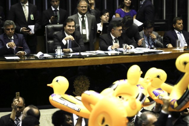 Oposição faz ato em Plenário contra o Projeto de Lei que libera a terceirização da mão de obra. (Foto: Fabio Rodrigues Pozzebom/Agência Brasil)