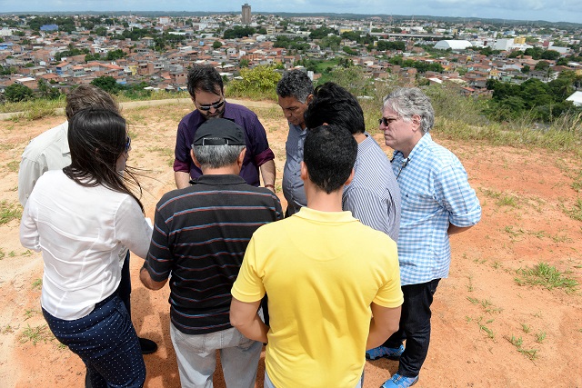 A vistoria iniciou pelo Morro da Manteiga (Foto: Angelo Pontes)