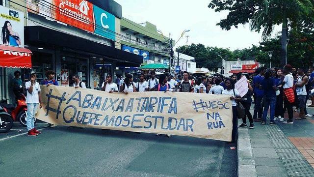 Munidos de cartazes e instrumentos de percussão, o grupo de estudantes percorreu as ruas do centro e por volta das 17:40h ocuparam o estacionamento e recepção da casa legislativa