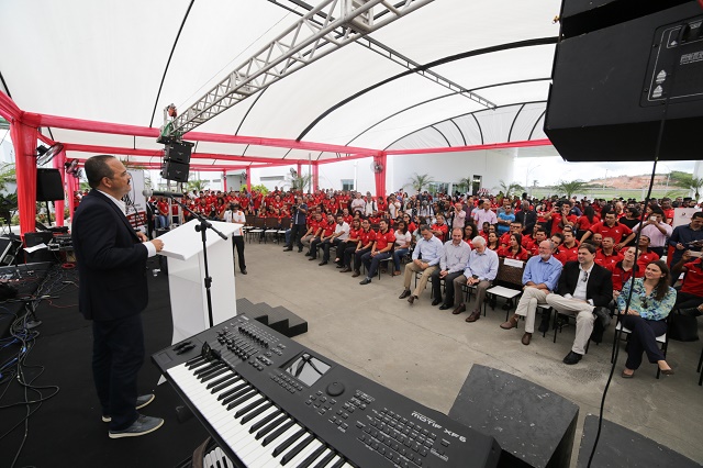 Durante a celebração dos 10 anos da fábrica de pneus Bridgestone na Bahia, Elinaldo pede o apoio de Rui para retomada do crescimento econômico de Camaçari (Foto: Gilliard Sanso)