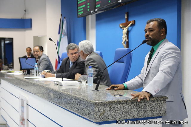 Tudo começou pelo simples fato do presidente da Sessão, o vereador Zé do Pão (PTB), não ter concedido ao vereador Jackson (PT) a prorrogação de mais cinco minutos de fala durante seus discursos nos Assuntos Gerais da sessão