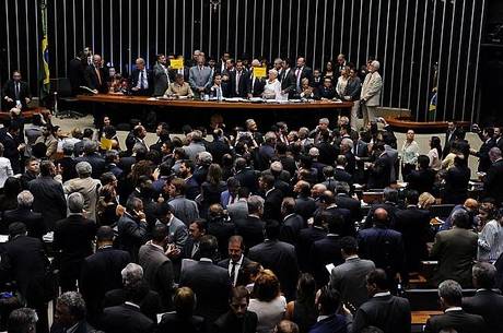 Inconformados com a derrota de terça-feira (18), líderes da base aliada passaram o dia articulando para garantir com que os deputados governistas dessem os votos necessários na nova votação (Foto: Billy Boss/Câmara dos Deputados) Inconformados com a derrota de terça-feira (18), líderes da base aliada passaram o dia articulando para garantir com que os deputados governistas dessem os votos necessários na nova votação Inconformados com a derrota de terça-feira (18), líderes da base aliada passaram o dia articulando para garantir com que os deputados governistas dessem os votos necessários na nova votação (Foto: Billy Boss/Câmara dos Deputados)