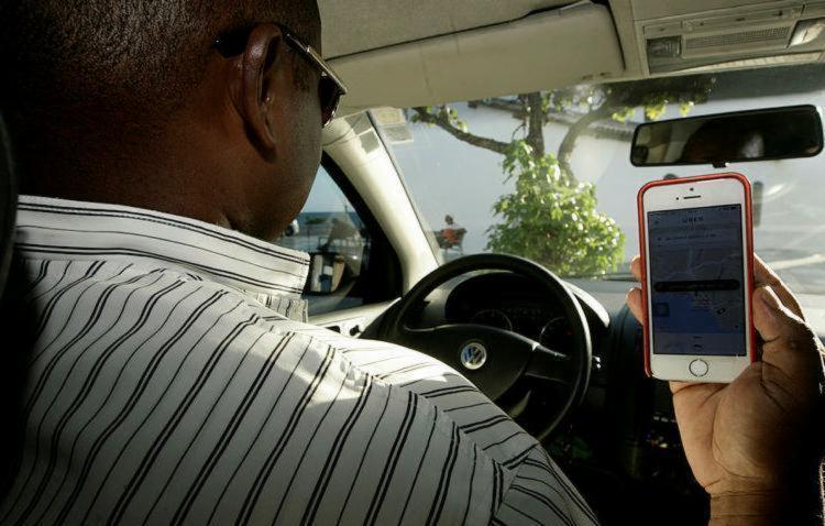 Texto exige que motorista tenha autorização municipal e use veículo de aluguel (Foto: Mila Cordeiro | Ag. A TARDE)