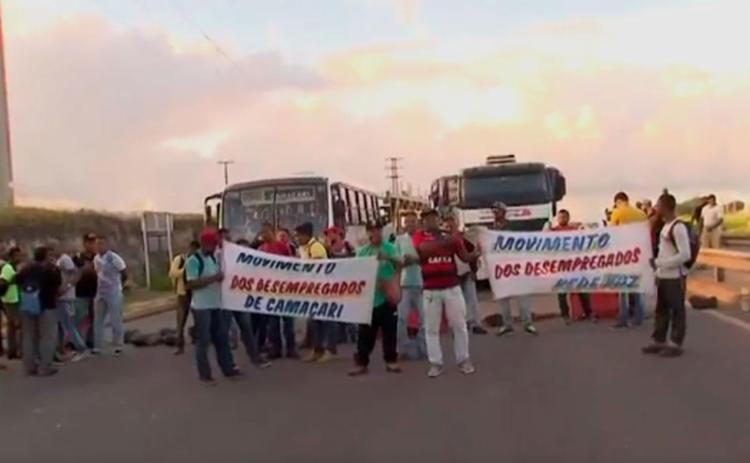 De acordo com o movimento, além de serem contra as reformas, eles também reivindicam que as vagas de emprego do Polo Petroquímico, Industrial e Automotivo de Camaçari priorizem os moradores da cidade nas contratações, diferente do que ocorre normalmente (Foto: Reprodução | TV Bahia)