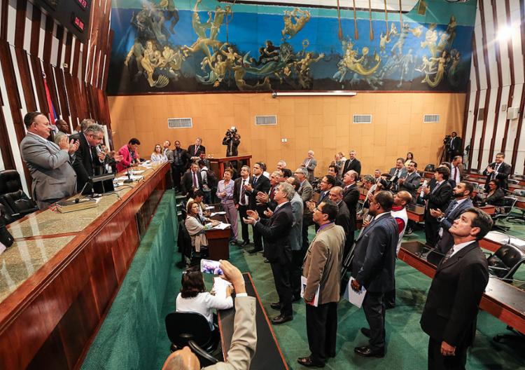 Deputados comemoraram aprovação. Texto da PEC segue parâmetros utilizados no Congresso, em Brasília (Foto: Vaner Casaes l AL-BA)