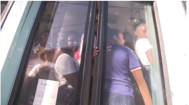Os ônibus que têm capacidade para levar até 70 pessoas sentadas estão trafegando muito acima do limite recomendado, com crianças e adolescentes 'espremidos' nos corredores, nas portas e ao redor do motorista