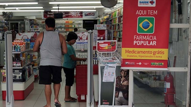 O ministro afirma que com a redução de R$ 5,5 bilhões na previsão do orçamento do Ministério da Saúde, os dois programas foram os maiores atingidos