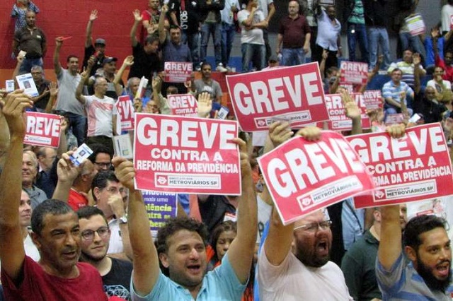 O texto afirma que a greve é 'um direito fundamental assegurado pela Constituição Federal, bem como por Tratados Internacionais de Direitos Humanos ratificados pelo Brasil, 'competindo aos trabalhadores decidir sobre a oportunidade de exercê-lo e sobre os interesses que devam por meio dele defender''