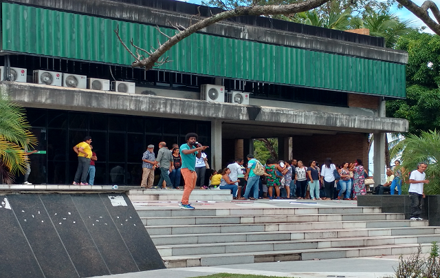 Como o governo não se posicionou sobre a reunião a categoria realizou a manifestação na frente da Prefeitura para pressionar a abertura da rodada de negociações e a apresentação da proposta por parte da PMC