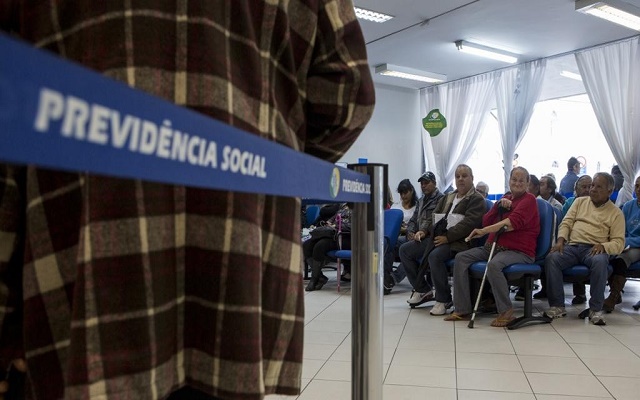 Entre as principais mudanças está a redução quanto a idade mínima e tempo de contribuição para aposentaria; ajustes na aposentadoria rural e dos policiais