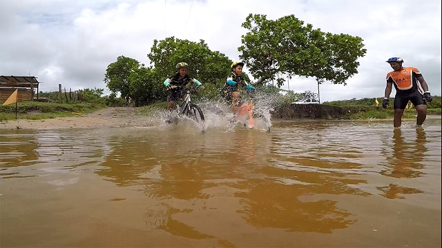 Na trilha, com cerca de 30km, os ciclistas de todas as idades – de oito a 70 anos – passaram por belas paisagens, morros, single tracks, riachos, subidas e descidas com muita adrenalina Na trilha, com cerca de 30km, os ciclistas de todas as idades – de oito a 70 anos – passaram por belas paisagens, morros, single tracks, riachos, subidas e descidas com muita adrenalina