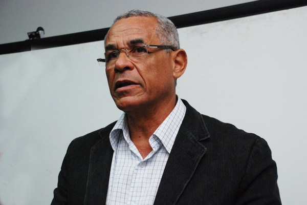 Cupertino entrega carta de exoneração ao prefeito Elinaldo