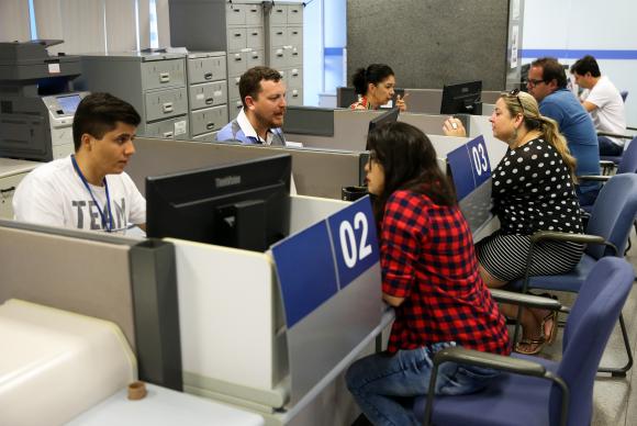 Agências da Caixa terão horário especial no fim de semana para saque das contas inativas do FGTS (Foto: Marcelo Camargo/Agência Brasil)