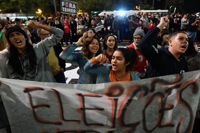 Manifestantes ocupam a Avenida Paulista na noite desta quinta-feira e pedem novas eleições (Foto: Nelson Almeida|AFP) Manifestantes ocupam a Avenida Paulista na noite desta quinta-feira e pedem novas eleições (Foto: Nelson Almeida|AFP)
