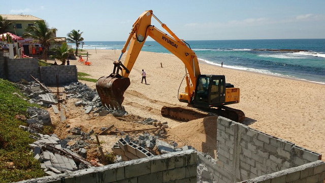 Obra ilegal demolida em Arembepe (Foto: Reprodução)