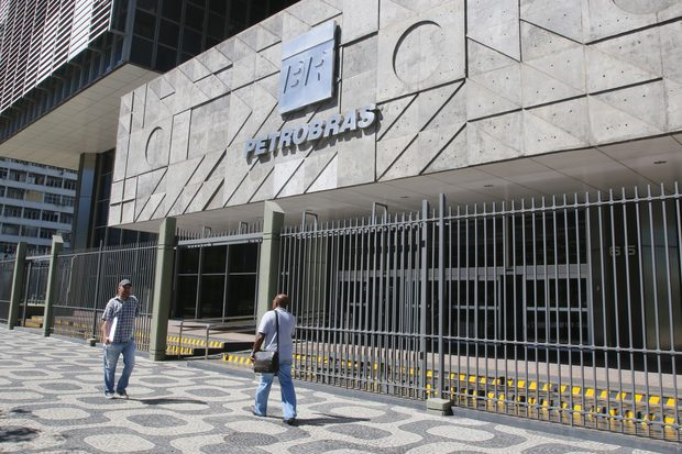 Sede da Petrobras, no Rio; dois ex-gerentes foram presos nesta quinta (4) (Foto: Reginaldo Pimenta/Raw Image)