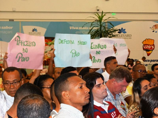 Com cartazes escritos 'parceiro do povo' e entoando o jingle da campanha de Elinaldo, os manifestantes pediram ajuda do prefeito para não perderem o sustento de suas famílias