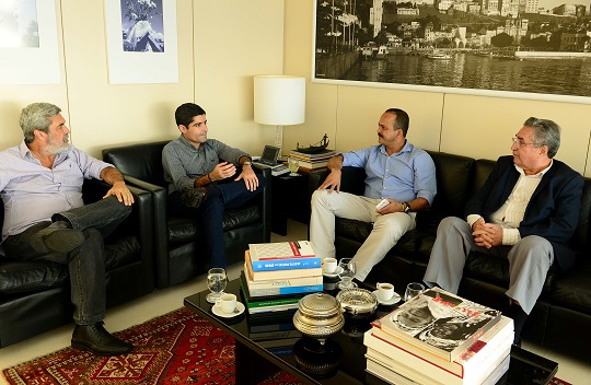 O prefeito de Salvador ACM Neto, o prefeito de Camaçari, Antonio Elinaldo, o ex-minístro Waldeck Ornelas, à direita e, no canto, o secretário Helder Almeida, em recente reunião em Salvador
