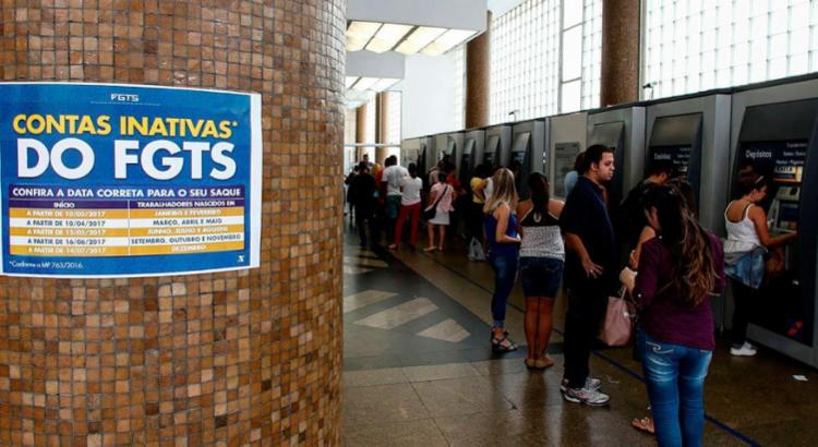 Terceira fase dos saques do FGTS começou nesta sexta-feira, 12, e beneficia os nascidos em junho, julho e agosto (Foto: Miguel Schincariol | AFP) Terceira fase dos saques do FGTS começou nesta sexta-feira, 12, e beneficia os nascidos em junho, julho e agosto (Foto: Miguel Schincariol | AFP)