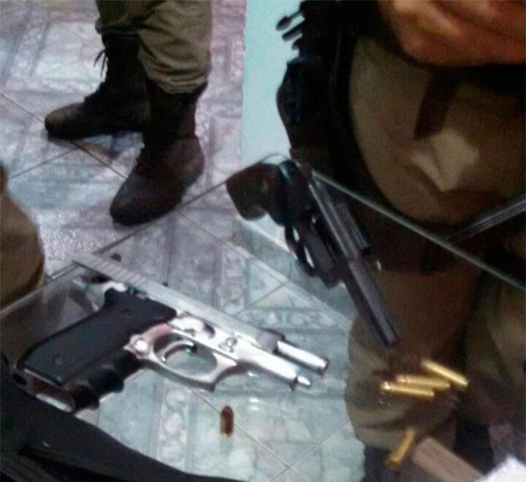 Suspeito fez a família de refém durante fuga de cerco policial (Foto: Divulgação | SSP) Suspeito fez a família de refém durante fuga de cerco policial (Foto: Divulgação | SSP)