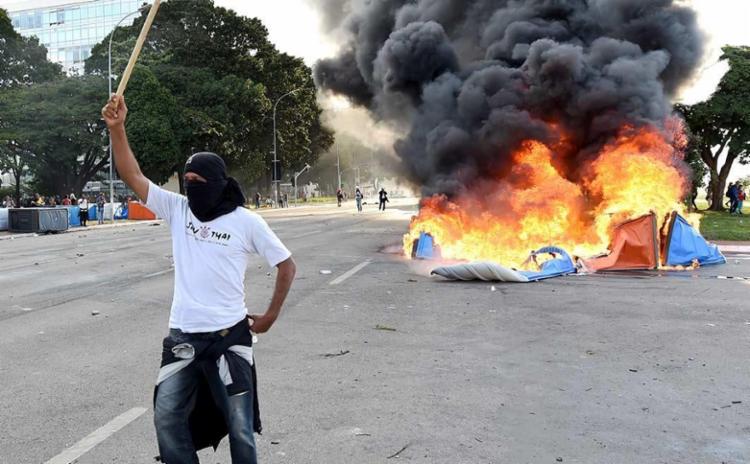 Durante o protesto, houve momentos de violência, provocação de manifestantes encapuzados e reação da polícia (Foto: Evaristo Sá | AFP) Durante o protesto, houve momentos de violência, provocação de manifestantes encapuzados e reação da polícia (Foto: Evaristo Sá | AFP)