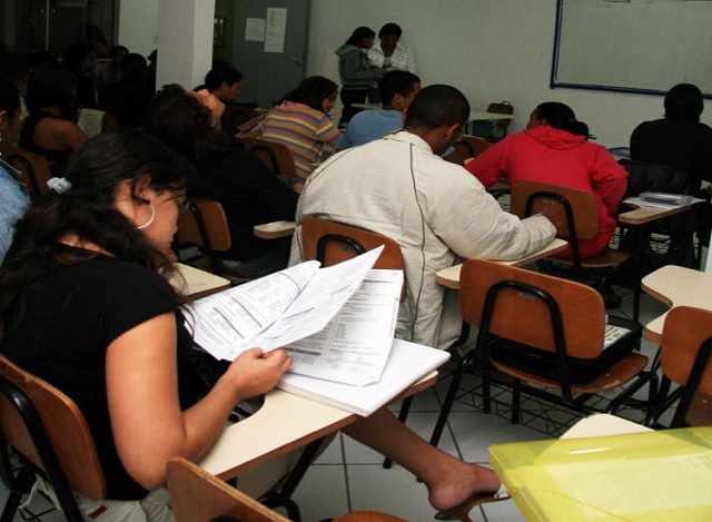 As aulas, preparatórias para o vestibular e o Enem, são realizadas em Salvador e mais 228 localidades da Bahia (Foto: Joa Souza | Ag. A TARDE)
