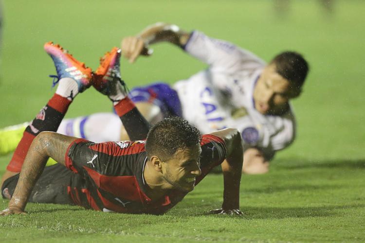 Tricolor de Tiago luta para tirar desvantagem contra o Rubro-Negro de Cleiton Xavier (Foto: Raul Spinassé l Ag. A TARDE) Tricolor de Tiago luta para tirar desvantagem contra o Rubro-Negro de Cleiton Xavier (Foto: Raul Spinassé l Ag. A TARDE)