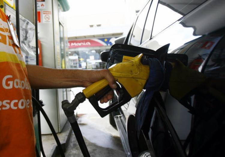 O custo da gasolina para o consumidor final pode cair 2,4%, ou R$ 0,09 por litro, em média (Foto: Joá Souza | Ag. A TARDE) O custo da gasolina para o consumidor final pode cair 2,4%, ou R$ 0,09 por litro, em média (Foto: Joá Souza | Ag. A TARDE)
