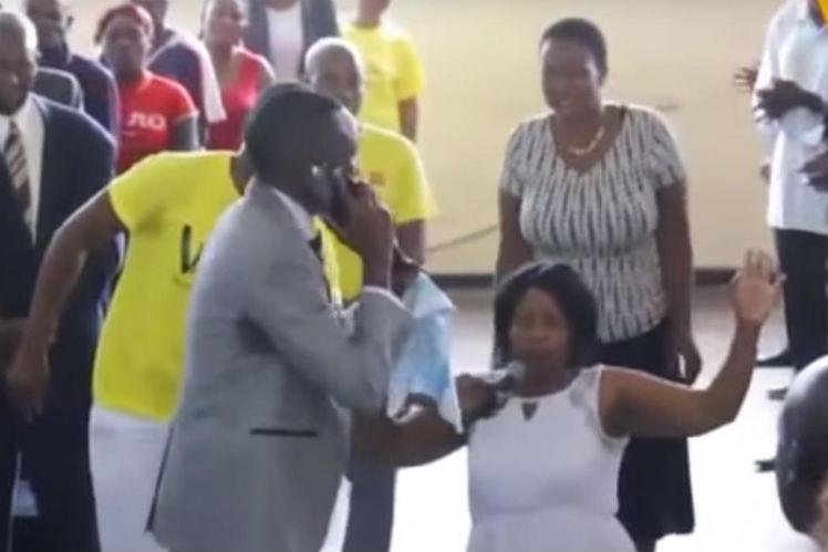 Pauil Sanyangore diz no vídeo que é o intermediário entre Deus e a fiel que aparece nas imagens, ajoelhada no templo