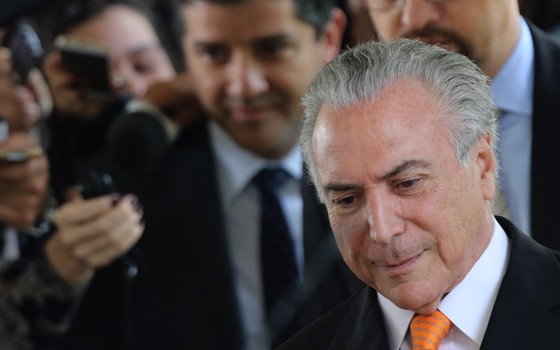 A Constituição prevê eleição indireta, mas a pressão popular pode fazer o Congresso aprovar uma emenda que determine a realização de eleições diretas