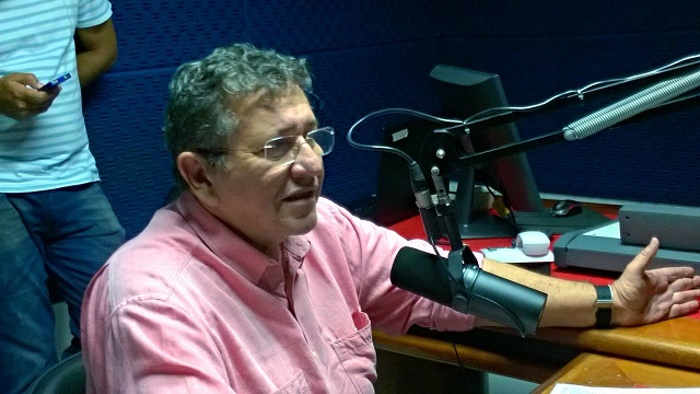 A semana começou com uma entrevista do deputado federal Luiz Caetano (PT), a uma rádio Sucesso FM, onde fez duras críticas a postura do prefeito depois que assumiu o cargo