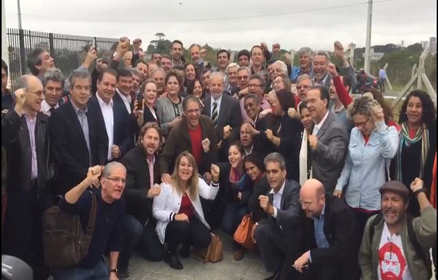 Dentre as lideranças presentes para prestar apoio ao ex-presidente Luiz Inácio Lula da Silva, na capital paranaense, está vice-líder do PT na Câmara dos Deputados, Luiz Caetano (PT/BA)