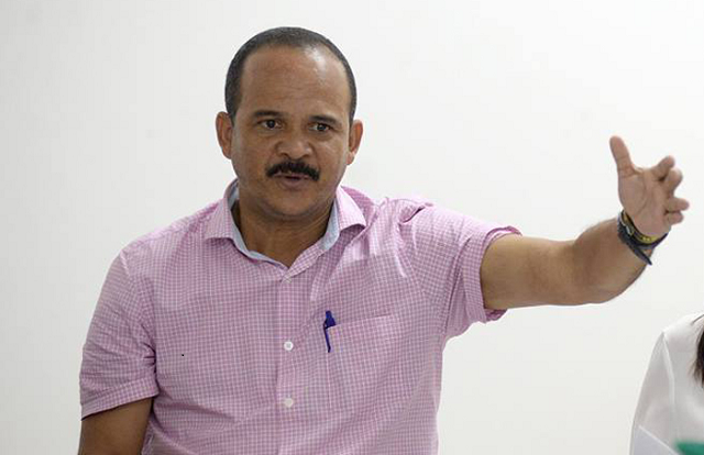 A determinação é do prefeito Antônio Elinaldo (DEM) que falou com todos os secretários que cortem o dia de quem não compareceu ao trabalho sexta-feira passada