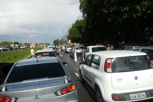 O trânsito está travado no sentido Arembepe x Jauá (Foto: Saadia Souza)