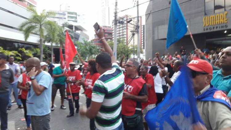 Protesto da categoria ocorreu, nesta terça-feira, 30, na avenida Tancredo Neves (Foto: Francisco Arthur | Ag. A TARDE) Protesto da categoria ocorreu, nesta terça-feira, 30, na avenida Tancredo Neves (Foto: Francisco Arthur | Ag. A TARDE)