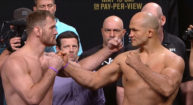 Sisudos, Miocic e Cigano fazem tradicional encarada após a pesagem (Foto: Reprodução) Sisudos, Miocic e Cigano fazem tradicional encarada após a pesagem (Foto: Reprodução)