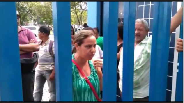 Em seu desabafo, a moradora reclamou a falta de segurança, a falta de iluminação nas praças onde os postes de luz estão escondidos atrás dos galhos das árvores que não são podadas - mesmo a prefeitura tendo contrato para isso - e a dificuldade dela em marcar um exame para sua filha Em seu desabafo, a moradora reclamou a falta de segurança, a falta de iluminação nas praças onde os postes de luz estão escondidos atrás dos galhos das árvores que não são podadas - mesmo a prefeitura tendo contrato para isso - e a dificuldade dela em marcar um exame para sua filha