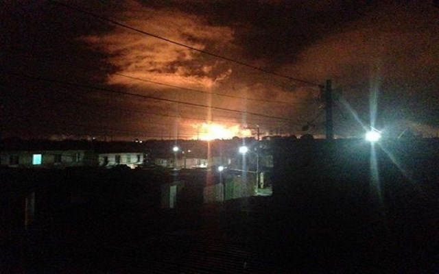 Chamas altas causadas pela queima de resíduos sólidos do Polo Petroquímico de Camaçari.