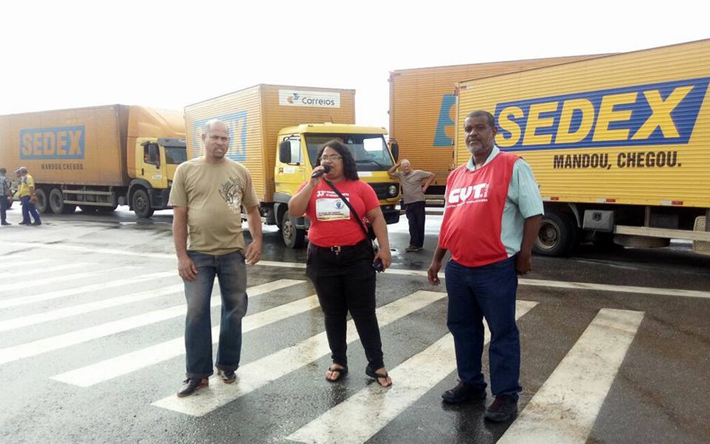 Caminhões são impedidos de entrar e de saír de centro de operações dos Correios (Foto: Divulgação/Sincotelba)