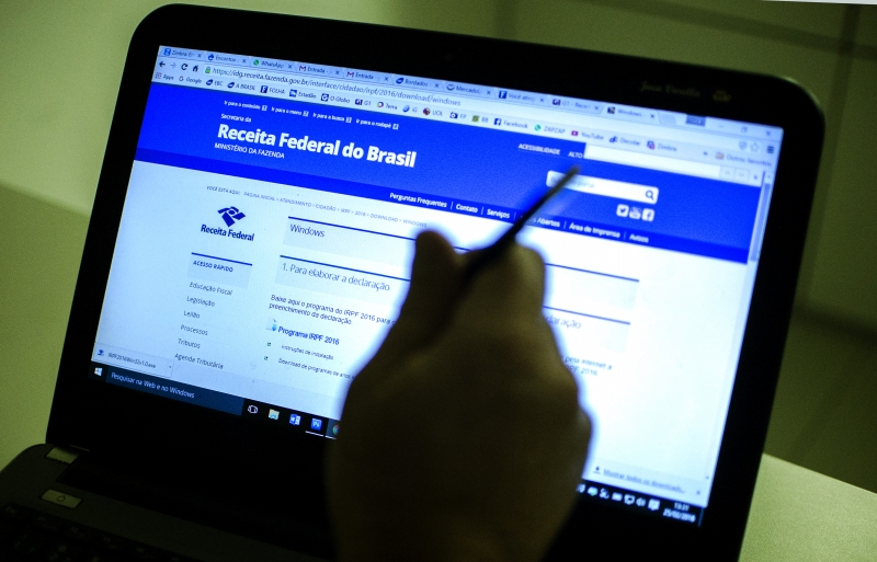A consulta pode ser feita ainda por aplicativos para tablets e smartphones que facilita consulta às declarações do Imposto de Renda e situação cadastral no CPF – Cadastro de Pessoas Físicas