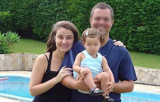 A pediatra Rita de Cássia Tavares Martinez, vítima de latrocínio, com o marido e a filha (Foto: Reprodução)