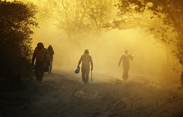 Garimpeiros encaram a névoa de caulim para chegar à jazida; abaixo, um dos acampamentos da mina de Sento Sé e os buracos abertos para extrair pedras no topo da Serra dos Brejinhos (Foto: Arisson Marinho/CORREIO) Garimpeiros encaram a névoa de caulim para chegar à jazida; abaixo, um dos acampamentos da mina de Sento Sé e os buracos abertos para extrair pedras no topo da Serra dos Brejinhos (Foto: Arisson Marinho/CORREIO)