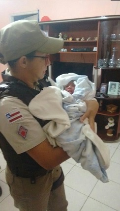 A aluna a cabo Aldimária deu à bebê o mesmo nome da sua filha: Lorena (Foto: Divulgação/PM) A aluna a cabo Aldimária deu à bebê o mesmo nome da sua filha: Lorena (Foto: Divulgação/PM)
