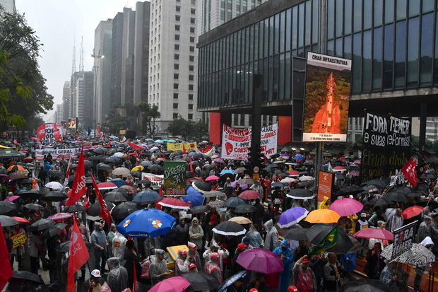 Em algumas capitais, pancadas de chuva resultaram numa baixa adesão aos protestos (Foto: AFP)