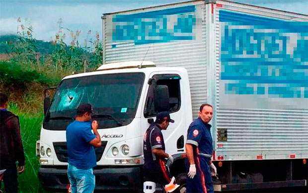 O acidente ocorreu por volta das 6h desta quarta-feira (3), na cidade de Itapetinga (Foto: Tiago Bottino/Itapetinga Agora) O acidente ocorreu por volta das 6h desta quarta-feira (3), na cidade de Itapetinga (Foto: Tiago Bottino/Itapetinga Agora)