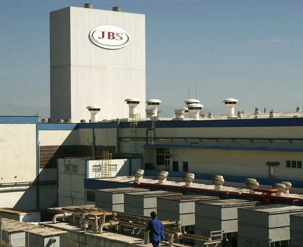 A operação deflagrada nesta sexta (12) cumpre 37 mandados de condução coercitiva e 20 de mandados de busca e apreensão. O principal alvo é a empresa JBS (Foto: Reprodução/JBS) A operação deflagrada nesta sexta (12) cumpre 37 mandados de condução coercitiva e 20 de mandados de busca e apreensão. O principal alvo é a empresa JBS (Foto: Reprodução/JBS)