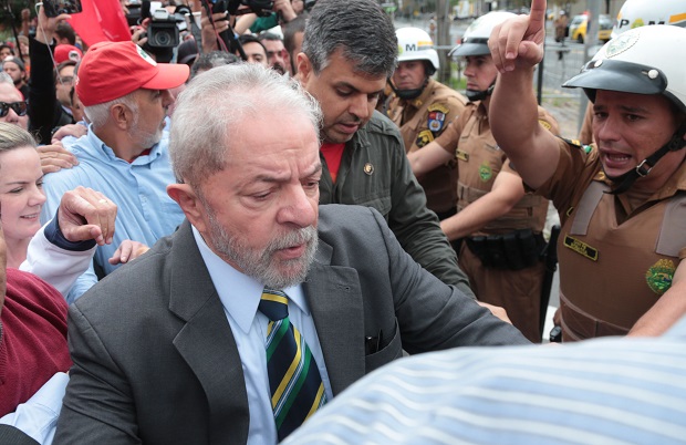 Militantes cercam Lula na chegada à sede do tribunal (Foto: Alex Silva/Estadão Conteúdo) Militantes cercam Lula na chegada à sede do tribunal (Foto: Alex Silva/Estadão Conteúdo)