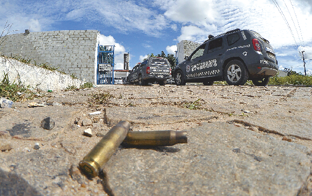 Os detentos escaparam utilizando um túnel que foi cavado no Pavilhão 2 e se esconderam na mata (Foto: Magnus Nascimento/Estadão Conteúdo) Os detentos escaparam utilizando um túnel que foi cavado no Pavilhão 2 e se esconderam na mata (Foto: Magnus Nascimento/Estadão Conteúdo)