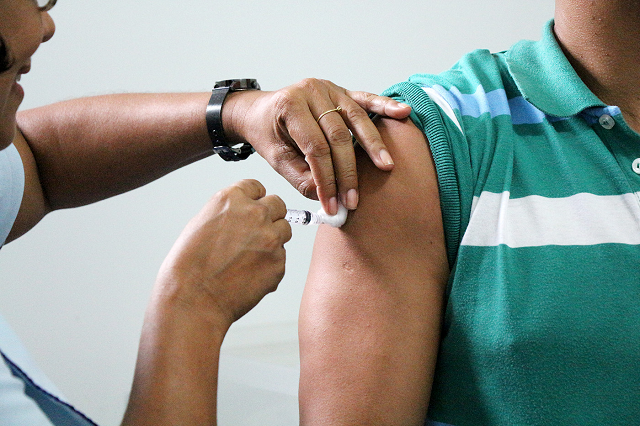 Além de imunizar as pessoas contra a gripe A H1N1, que gerou a pandemia de 2009, a imunização protege a população contra as gripes típicas do inverno: A/Hong Kong (H3N2) e B/Brisbane