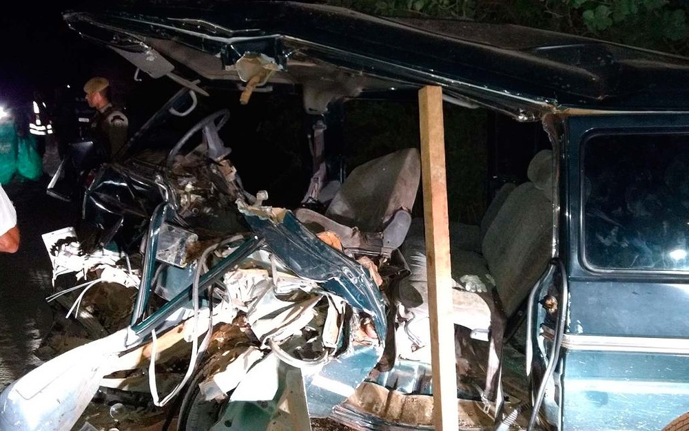 Van ficou destruída após batida em retroescavadeira no sudoeste da Bahia (Foto: Luciano Santos/97News) Van ficou destruída após batida em retroescavadeira no sudoeste da Bahia (Foto: Luciano Santos/97News)